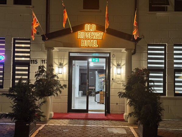 Exterior - Old Ridgeway Hotel (London)