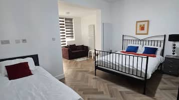 Deluxe Twin Room, Garden View | Living area