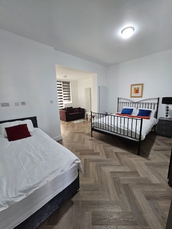 Classic Triple Room, 1 Bedroom | Living area