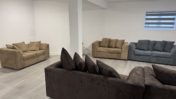 Camera singola | Area soggiorno | TV LED 43 pollici con canali digitali, film pay-per-view