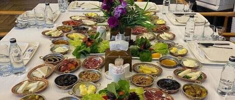 Café da manhã com buffet todos os dias (GBP 13 por pessoa)