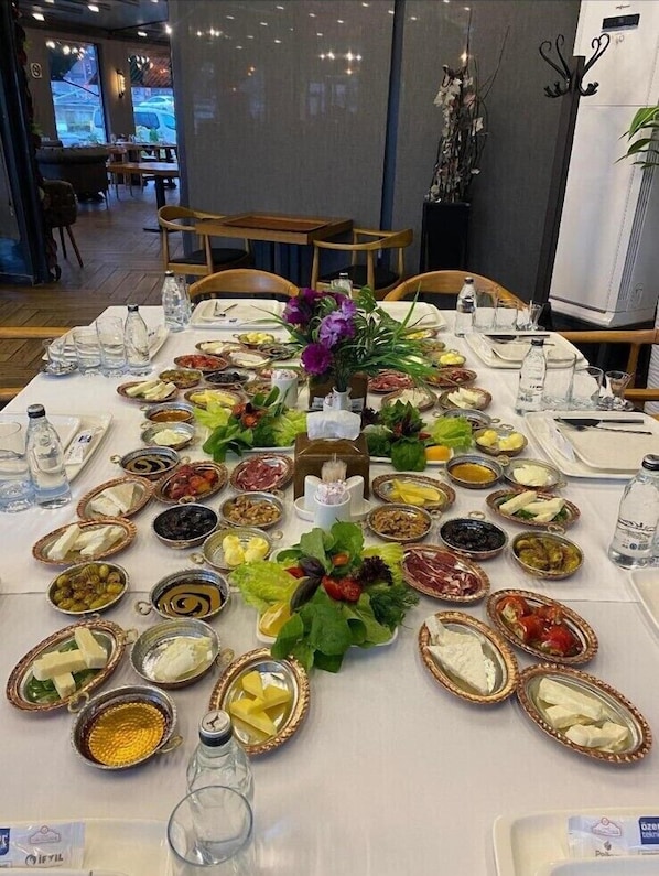 Colazione a buffet, servita tutte le mattine (13 GBP a persona)