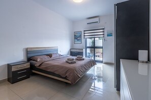 Desk, iron/ironing board, WiFi, bed sheets