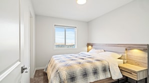 3 bedrooms, iron/ironing board, free WiFi - A Home away from Home (Calgary)