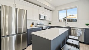 Mikrobølgeovn, ovn, kokeplater og oppvaskmaskin