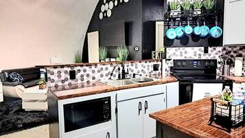 Coffee/tea maker, fridge, microwave, oven