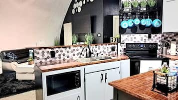 Frigorifero, microonde, forno, piano cottura