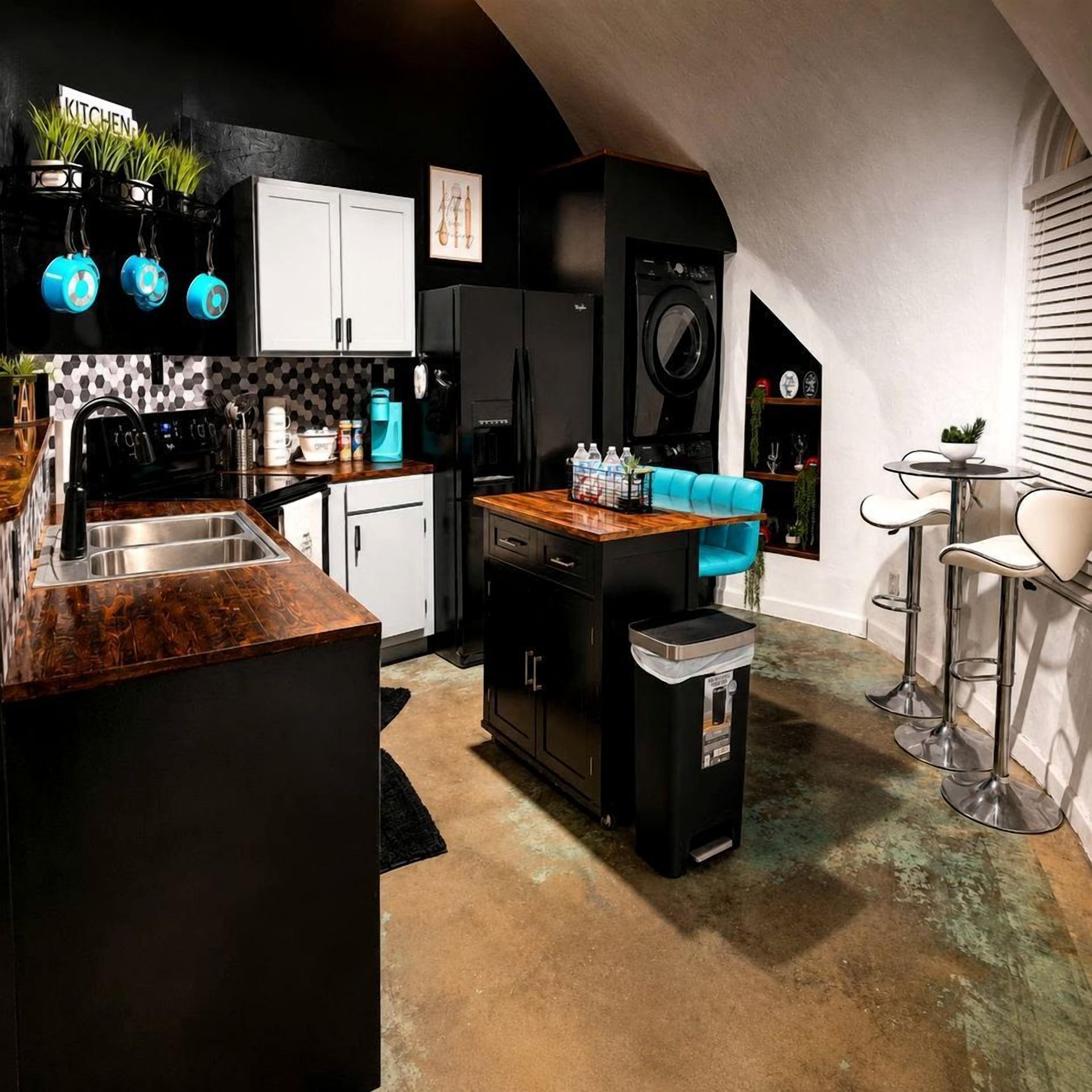 Coffee/tea maker, fridge, microwave, oven