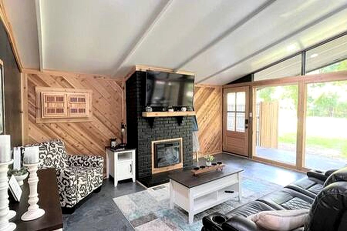 TV, fireplace