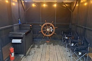 Ein Holzboden mit Steuerpaddel, einer Bar und einem Feuerlöscher.
