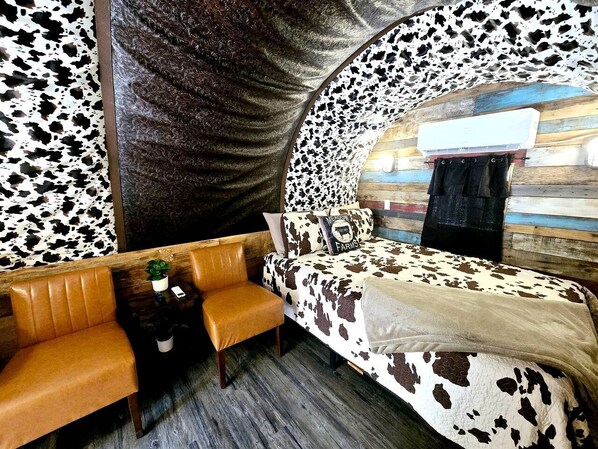 Interior - Beautiful Rustic Wagon with Modern Interior and Outdoor Hot Tub for a Unique Romantic Getaway near Lake O' the Pines, Texas (Warlock)