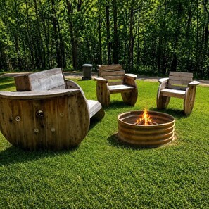 Outdoor seating with a fire pit. - Rustic Retreat near Lake O the Pines: Gorgeous Barn in Warlock, Texas (Warlock)