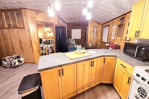 Wasserkocher mit Kaffee-/Teezubehör, Kühlschrank, Mikrowelle, Ofen