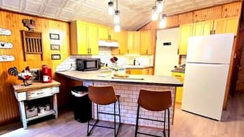 Refrigerador, microondas, placa de cocina, cafetera/tetera