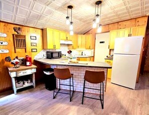 Réfrigérateur, four à micro-ondes, surface de cuisson, cafetière-théière