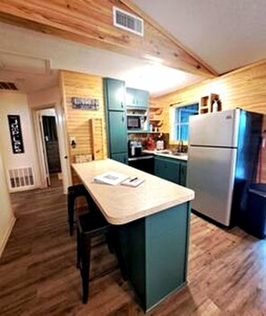 Refrigerador, microondas, parrilla de estufa y cafetera y tetera 