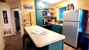 Køleskab, mikrobølgeovn, kogeplade, kaffe-/temaskine