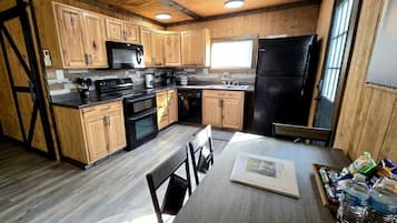 Kühlschrank, Mikrowelle, Herdplatte, Geschirrspüler