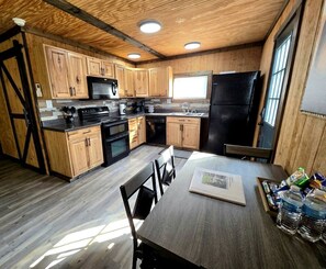 Kühlschrank, Mikrowelle, Herdplatte, Geschirrspüler