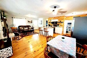 Televisión y chimenea 