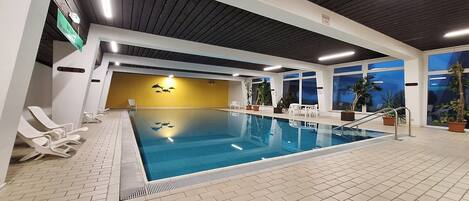 Een binnenzwembad, een verwarmd zwembad