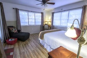 2 bedrooms, WiFi, bed sheets - Riverfront Cottage with Fire Pit and Cozy Interior Perfect for Groups in Texas (Karnack)