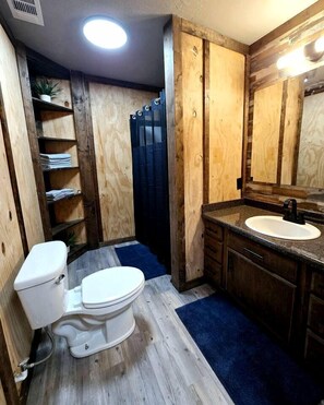 Haartrockner, Handtücher, Seife, Shampoo