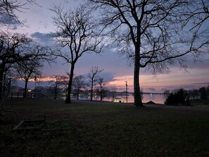 A park with trees, a bench, and a body of water in the background. - Cozy Waterfront Cabin with Boat Ramp on Lake Fork, Perfect for Fishing Enthusiasts near Quitman, Mississippi (Quitman)