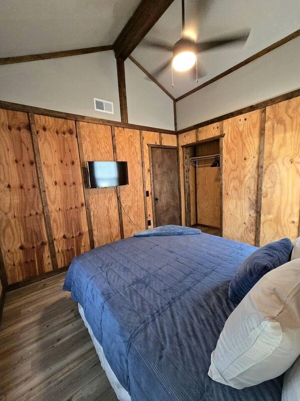 2 عدّة غرف نوم ومكواة/لوح كي وواي فاي وملاءات أسرّة