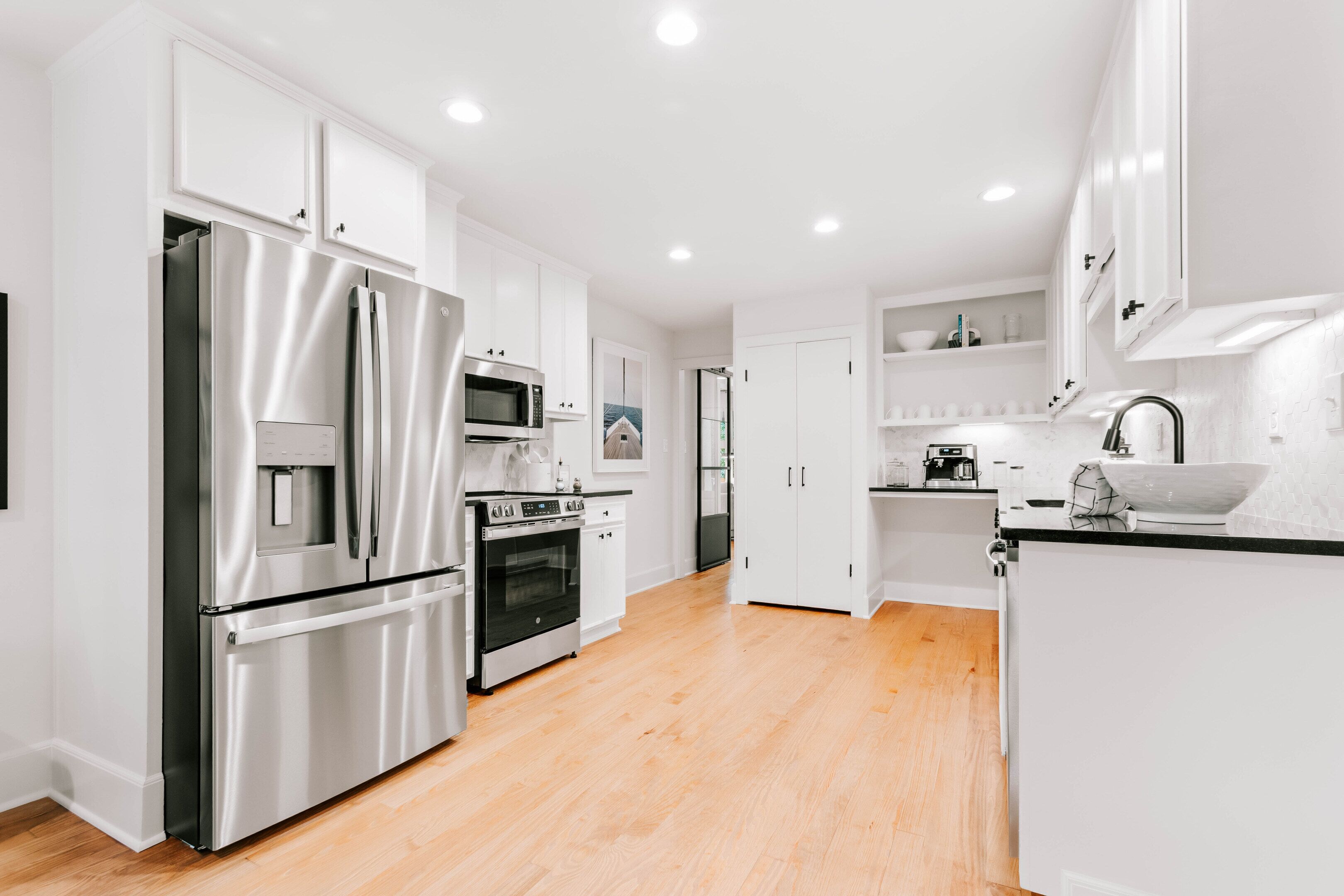 Réfrigérateur, micro-ondes, plaque de cuisson, cafetière/bouilloire