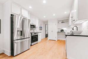 Réfrigérateur, micro-ondes, plaque de cuisson, cafetière/bouilloire