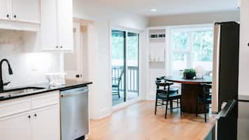 Refrigerador, microondas, parrilla de estufa y cafetera y tetera