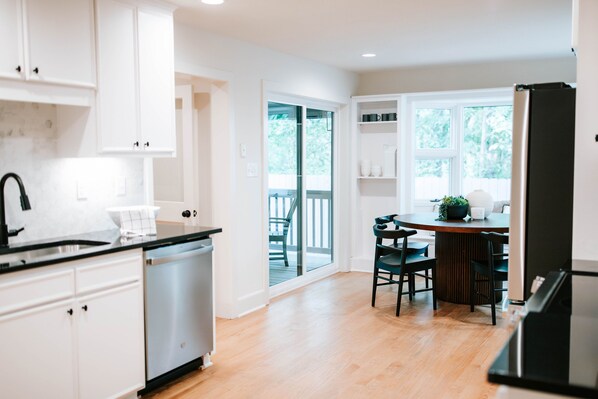 Kühlschrank, Mikrowelle, Herdplatte, Wasserkocher mit Kaffee-/Teezubehör