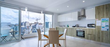 冷蔵庫、電子レンジ、オーブン、コンロ