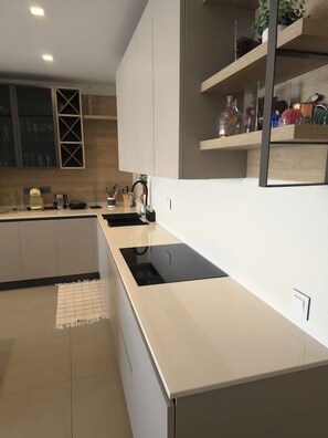 Fridge, microwave, oven, stovetop - The Msida View apartment (L-Imsida)