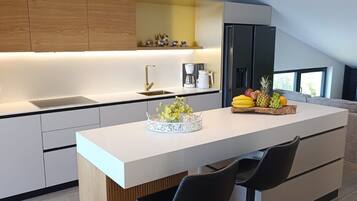 Fridge, oven, dishwasher, coffee/tea maker