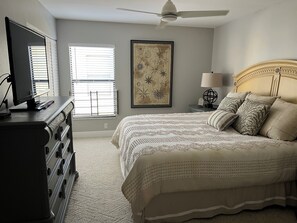 2 bedrooms, iron/ironing board, Internet, bed sheets - Delightful 2-bedroom condo with AC in Fort Myers Beach (Fort Myers Beach)