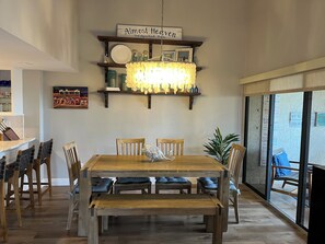 Dining - Delightful 2-bedroom condo with AC in Fort Myers Beach (Fort Myers Beach)