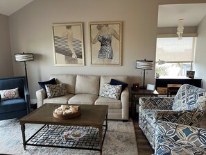 Living area - Delightful 2-bedroom condo with AC in Fort Myers Beach (Fort Myers Beach)