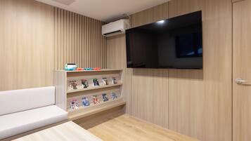 Deluxe Suite, Mountain View | Living area