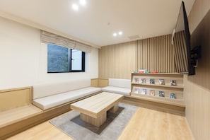 Deluxe Suite, Mountain View | Living area