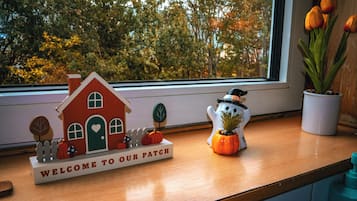 Double Room, City View | Living area