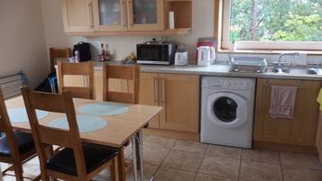 Double Room, City View | Private kitchen