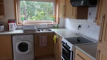 Double Room, City View | Private kitchen