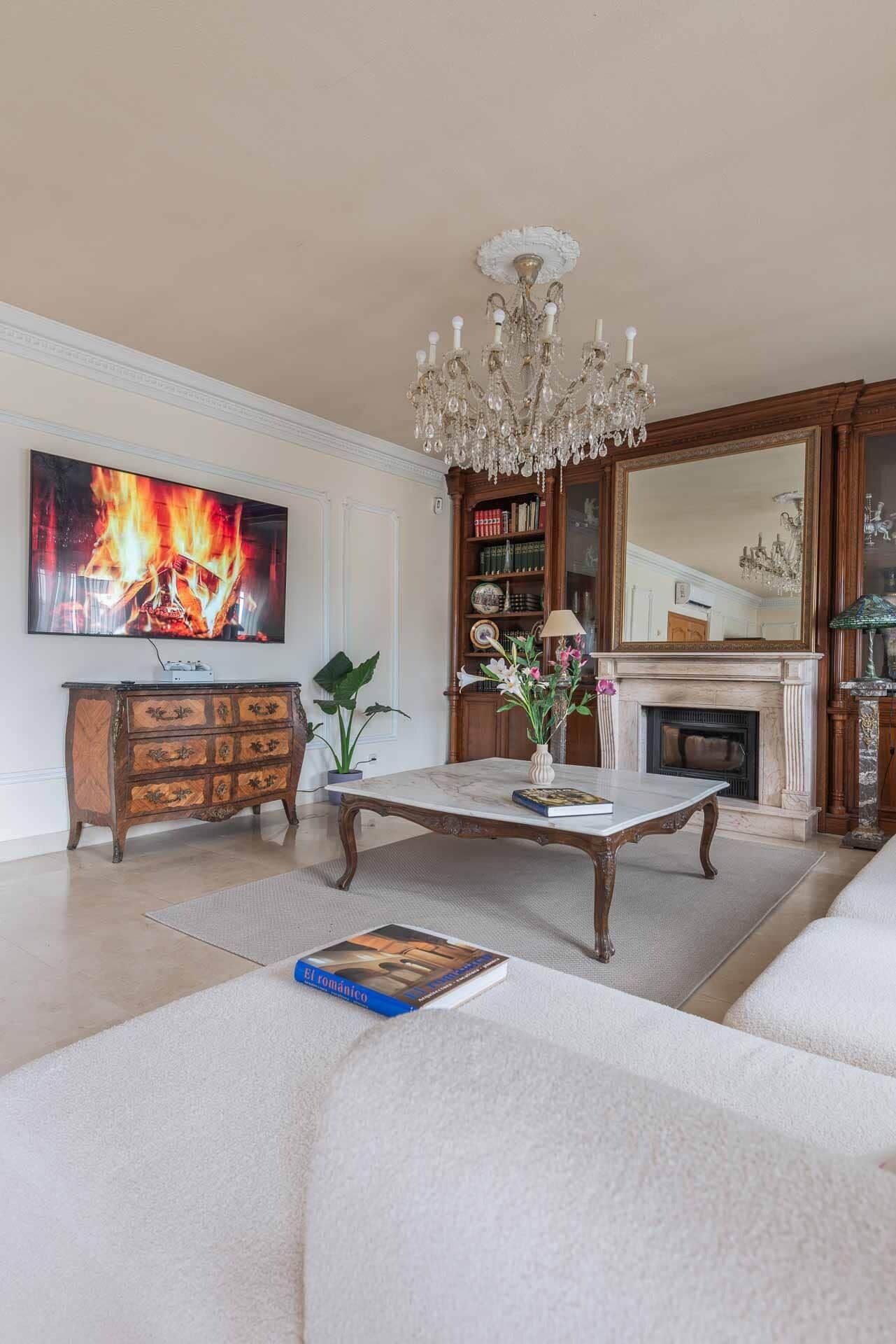 Una televisión, una chimenea