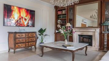 Una televisión, una chimenea