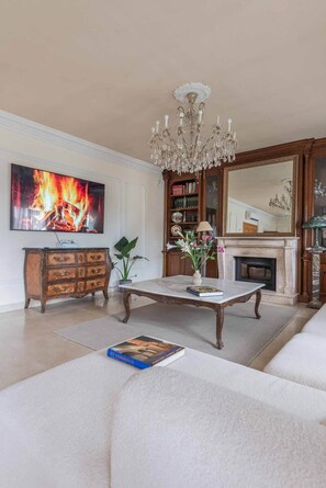 Una televisión, una chimenea