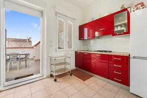 Fridge, oven, stovetop, dishwasher - Casa Susanna – Your Retreat in Calasetta: Sea, Culture, and Relaxation (Calasetta)