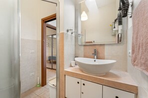 Shower, hair dryer, towels - Casa Susanna – Your Retreat in Calasetta: Sea, Culture, and Relaxation (Calasetta)