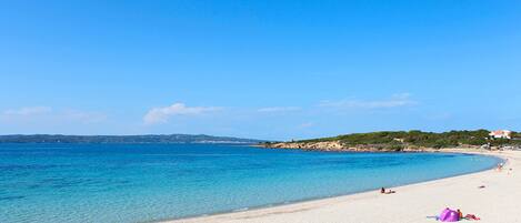 Una spiaggia nelle vicinanze